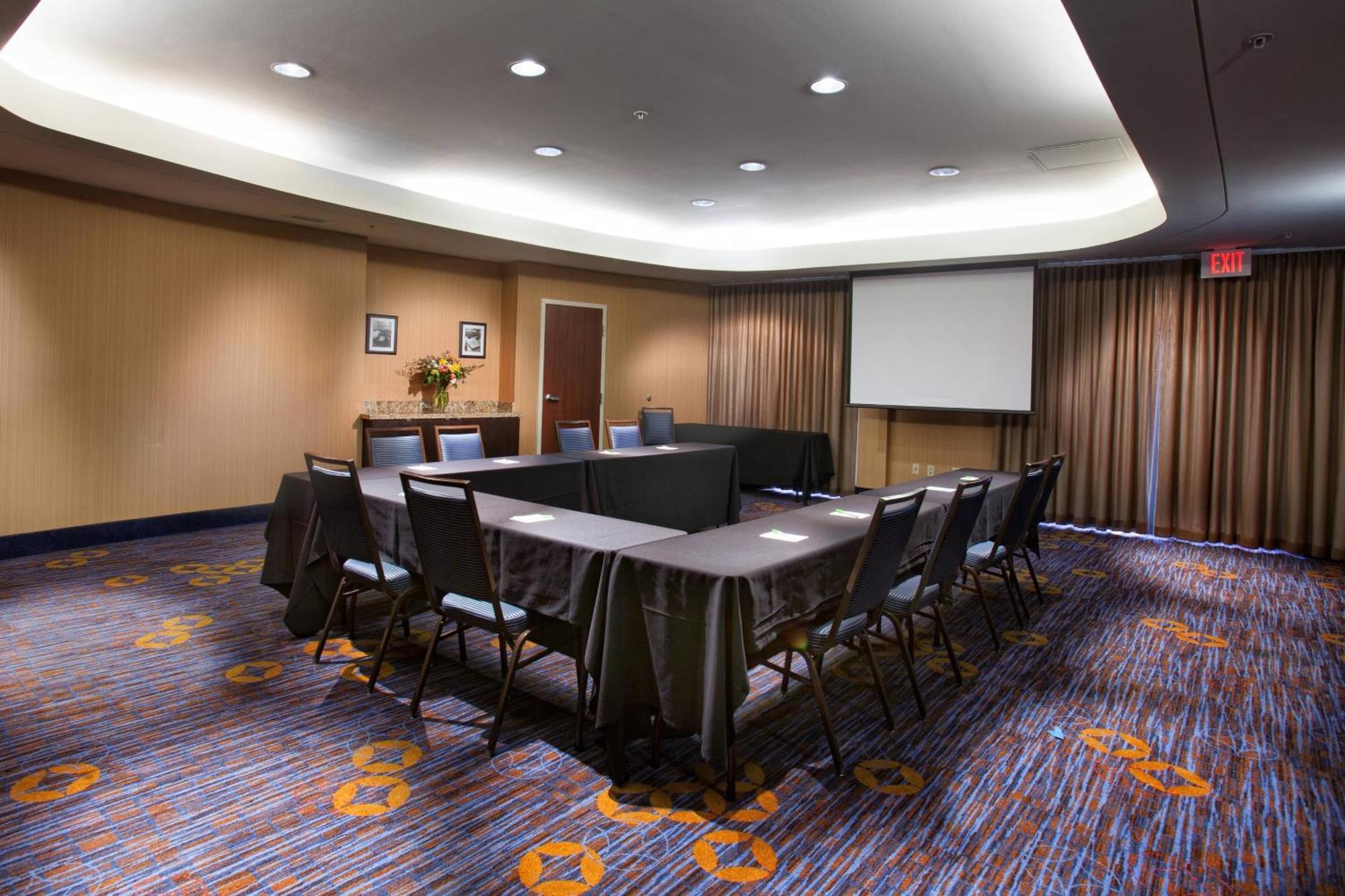 Courtyard By Marriott Fayetteville Εξωτερικό φωτογραφία
