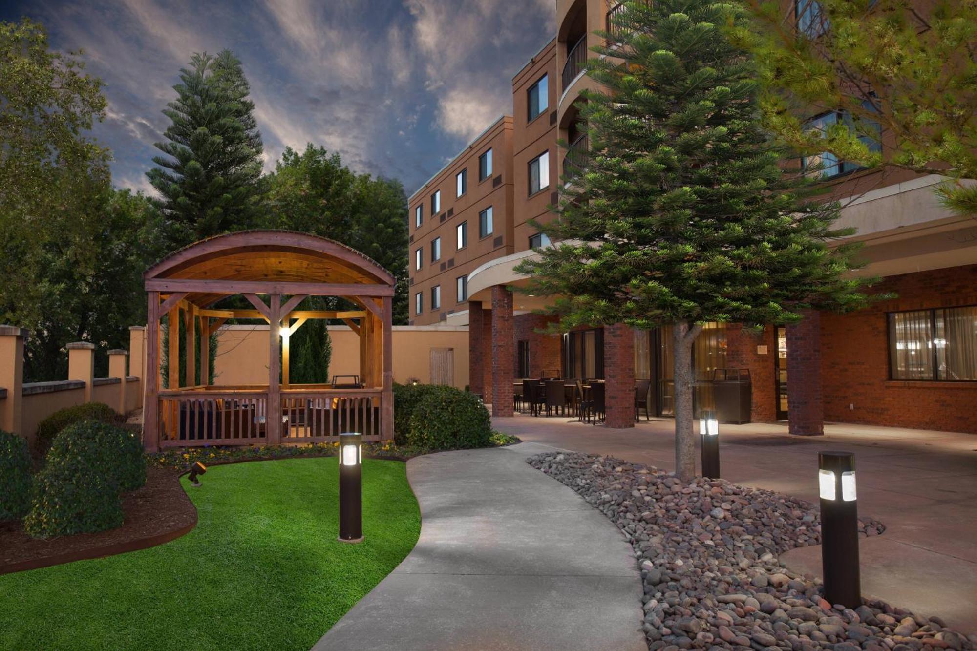 Courtyard By Marriott Fayetteville Εξωτερικό φωτογραφία